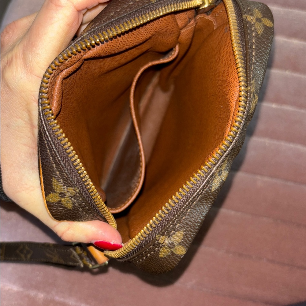 Louis Vuitton Danube Crossbody Bag - Picture 8 of 10